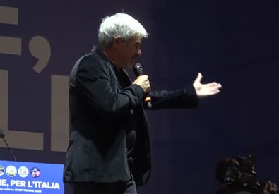 Elezioni, Meloni emozionata sul palco: "Via il Reddito di cittadinanza"