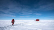 Un ricercatore in Antartide (fonte: ESA/IPEV/PNRA–B. Healey) (ANSA)