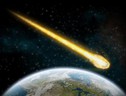 Rappresentazione artistica del passaggio di un asteroide vicino alla Terra (ANSA)