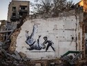 Una delle opere di Banksy apparse in Ucraina (ANSA)
