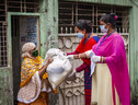  Donne in India che consegnano aiuti durante la pandemia da Covid-19 (ANSA)