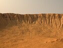 Ricostruzione di un cratere marziano solcato da calanchi (fonte: NASA/JPLCaltech/UArizona) (ANSA)