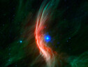 L'onda d’urto che la stella provoca nel suo percorso, quando la materia che espelle si scontra con il gas circostante (fonte: immagine ai raggiX di NASA/CXC/Dublin Inst. Advanced Studies/S. Green et al.; immagine nell'infrarosso di NASA/JPL/Spitzer) (ANSA)