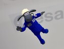 Il pupazzo della pecora Shaun con la tuta da astronauta, pronta per la missione sulla Luna (fonte: ESA/Aardman) (ANSA)