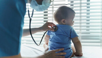 visita pediatrica. Pediatri bambini bebè (ANSA)
