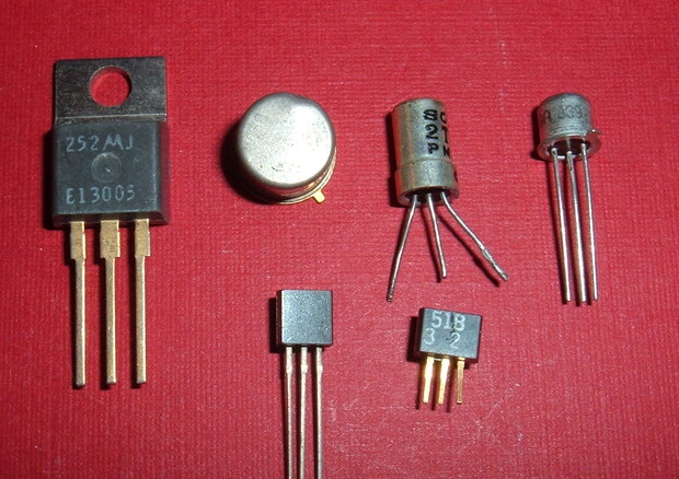 Esempi dei primi transistor (fonte: ArnoldReinhold da Wikipedia) (ANSA)