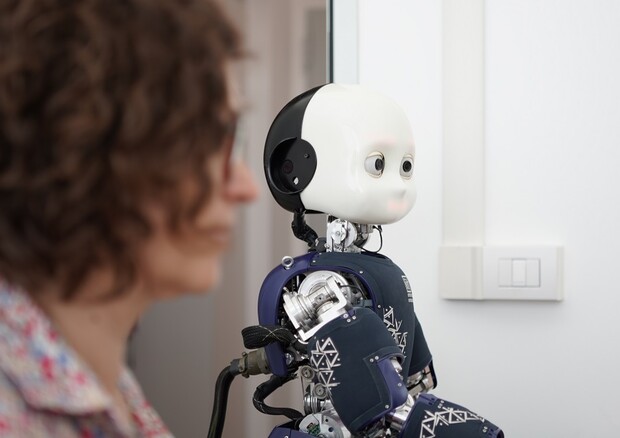 Il robot iCub con la ricercatrice Agnieszka Wykowska (fonte: IIT) © Ansa