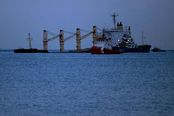 Nave bloccata a Gibilterra, riapertura parziale del porto