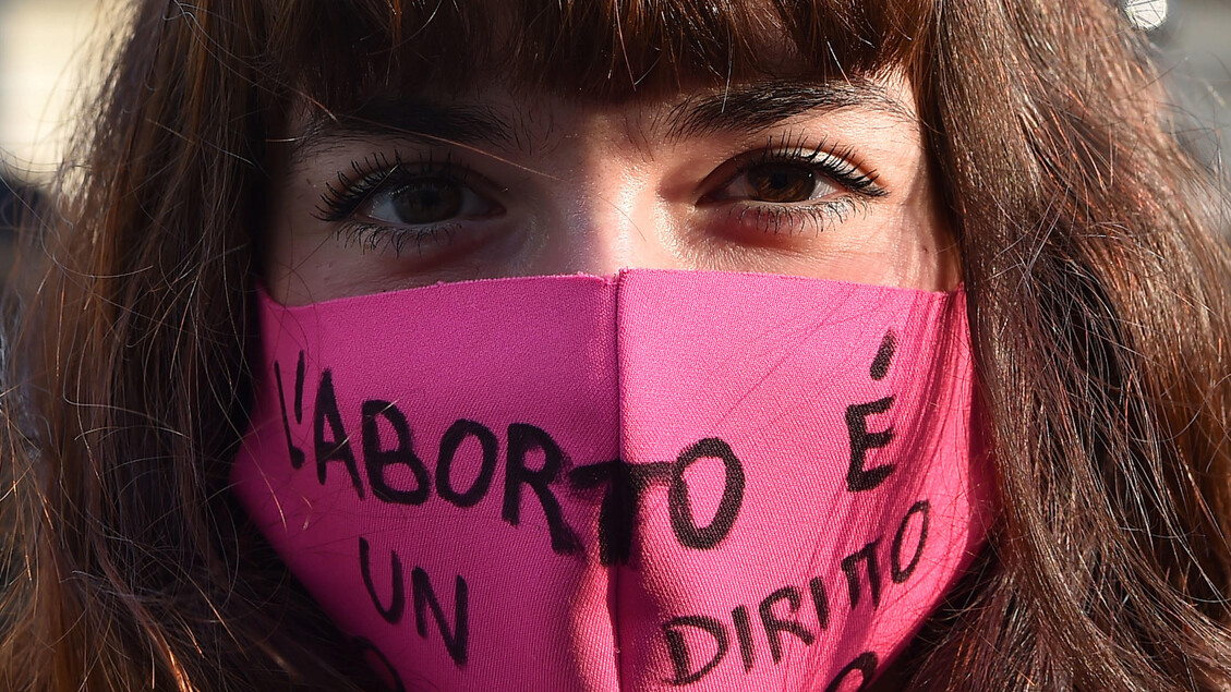 Una ragazza protesta a Torino per i limiti all'accesso alla Ru486