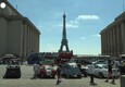 Centinaia di auto d'epoca sfilano per le strade di Parigi (ANSA)