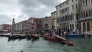 Un violino gigante solca il Canal Grande, concerto itinerante a Venezia (ANSA)