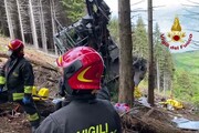 Funivia Mottarone-Stresa, i soccorritori: una cabina accartocciata contro gli alberi