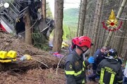 Incidente funivia, la cabina precipitata fra gli alberi