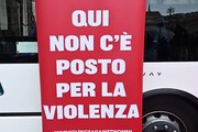 Violenza donne, grande striscione srotolato sul palazzo della Regione a Genova