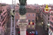 Immacolata, la 'salita' del vigile verso la statua della Madonna a Roma
