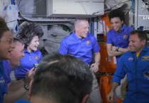 Gli astronauti della Stazione Spaziale accolgono i colleghi della Crew 5 (fonte: NASA TV) (ANSA)