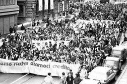 Una manifestazione per la Festa della Donna a Roma l'8 marzo 1993