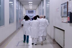 Medici in una corsia di ospedale in una foto di archivio