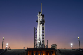 Il razzo Falcon 9 con la capsula Crew Dragon Endeavour in attesa del lancio sulla piattaforma 39A del Kennedy Space Center (fonte: SpaceX)