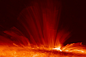 Un'eruzione solare, fotografta dal satellite giapponese Hinode (fonte: Hinode JAXA/NASA/PPARC) (ANSA)