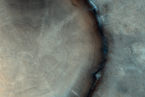 Ricorda i cerchi concentrici del tronco di un albero, il cratere marziano che si trova vicino alla  Acidalia Planitia, fotografato dal Trace Gas Orbiter (Tgo) il 13 giugno 2021 (fonte: ESA/Roscosmos/CaSSIS, CC BY-SA 3.0 IGO) (ANSA)