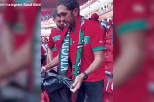 Mondiali, il blogger Saad Abid guida i tifosi del Marocco a ripulire stadi (ANSA)