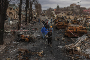 6 aprile, Bucha, Ucraina. Blindati russi distrutti nelle strade della città riconquistata dall'esercito ucraino. Roman Pilipey (ANSA)