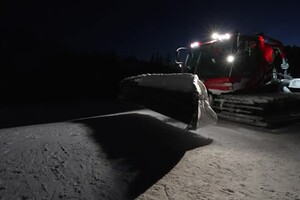 Sciare in Val di Sole, a bordo di un gatto delle nevi in notturna con un 