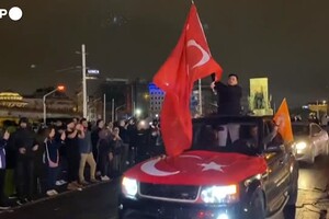 Elezioni in Turchia, l'esultanza dei sostenitori di Erdogan a Istanbul (ANSA)