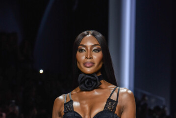 Naomi sfila per Dolce e Gabbana, sensualit� non ha et�