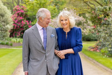 Carlo e Camilla in una nuova foto nel giardino di Buckingham Palace