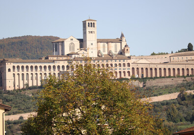 La marcia 'no Green pass' alla Rocca di Assisi (ANSA)