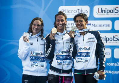 Simona Quadarella (oro, al centro), Mihalyvari Farkas (sinistra, argento) e l'altra azzurra Martina Rita Caramignoli (bronzo) (ANSA)