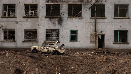 Una macchina distrutta dai bombardamenti a Kherson (ANSA)