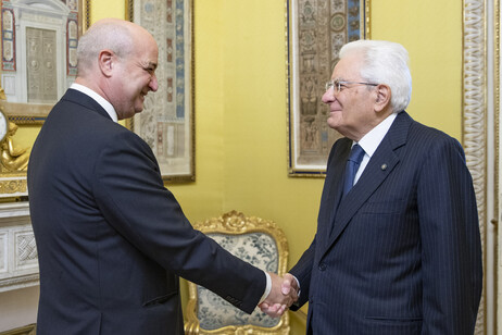 Il presidente della Repubblica, Sergio Mattarella, stringe la mano al presidente dell'Ogs, Nicola Casagli (fonte: Quirinale)