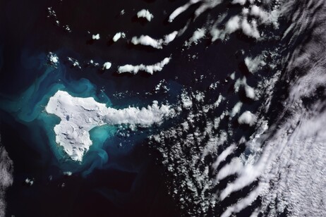 L'isola dell'Elefante, al largo dell'Antartide, forografata dal satellite Sentonel-2 del programma europeo Copernicus (fonte: modified Copernicus Sentinel data (2023), processed by ESA, CC BY-SA 3.0 IGO)