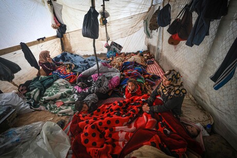 Guerra in Medioriente, la vita degli sfollati nel campo di Rafah