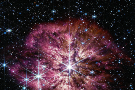 La stella Wolf-Rayet 124 (WR 124) fotografata dal telescopio James Webb, si prepara a esplodere in una supernova (fonte: NASA, ESA, CSA, STScI, Webb ERO Production Team)