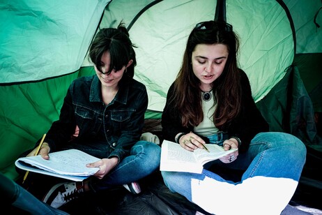 Studenti in tenda a rettorato Torino, 'continuiamo protesta'