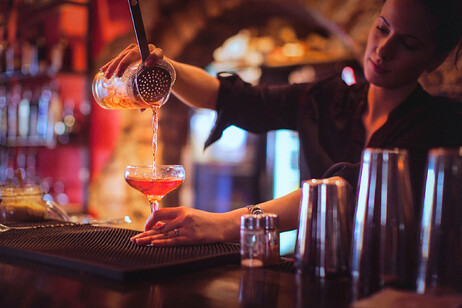 Una bartender in un cocktail bar foto iStock.