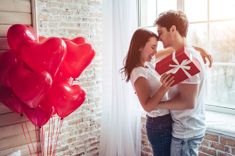 Una coppia festeggia San Valentino foto iStock.
