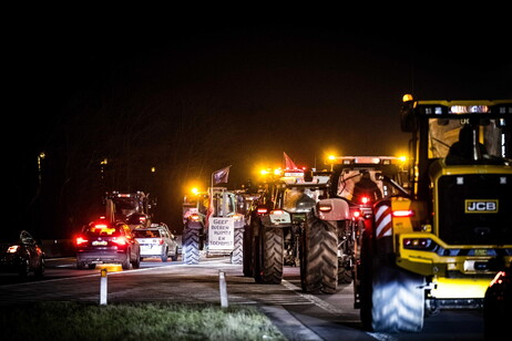 ++ I trattori in Belgio bloccano il confine con l'Olanda ++Archivio