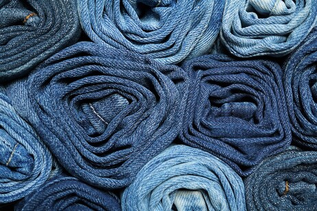 La produzione dei classici jeans si basa su un colorante di origine vegetale chiamato indaco (fonte: pixabay)