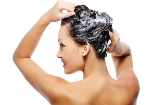 Una donna si lava i capelli foto iStock.