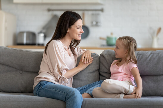 Una mamma parla sul divano con la figlia foto iStock.
