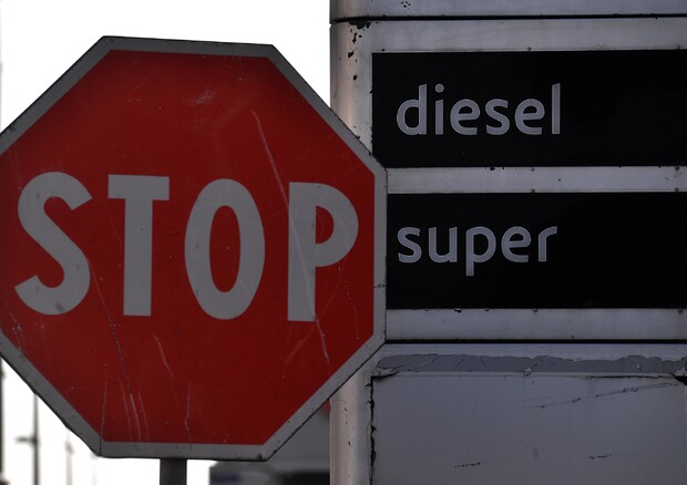 Caro carburanti, 10 regole per contrastare aumento dei costi © ANSA