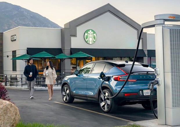 Volvo e Starbucks, alleanza Usa per ricarica auto al caffè © ANSA