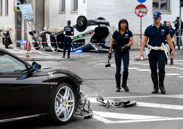 Auto vigili si scontra con Ferrari in centro a Milano © ANSA