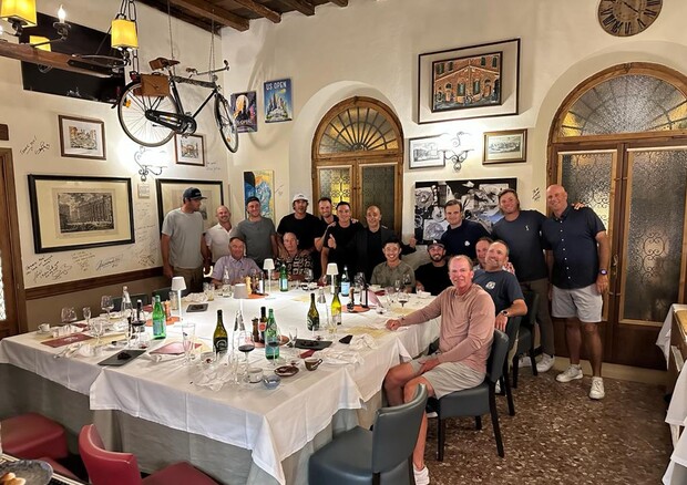 La cena del team Usa alla storica Taverna Trilussa a Roma (foto: ANSA)