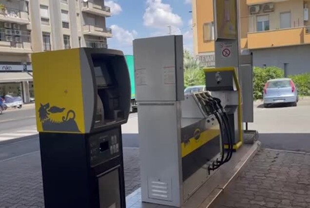 Cagliari, il distributore di benzina ora parla in sardo (ANSA)